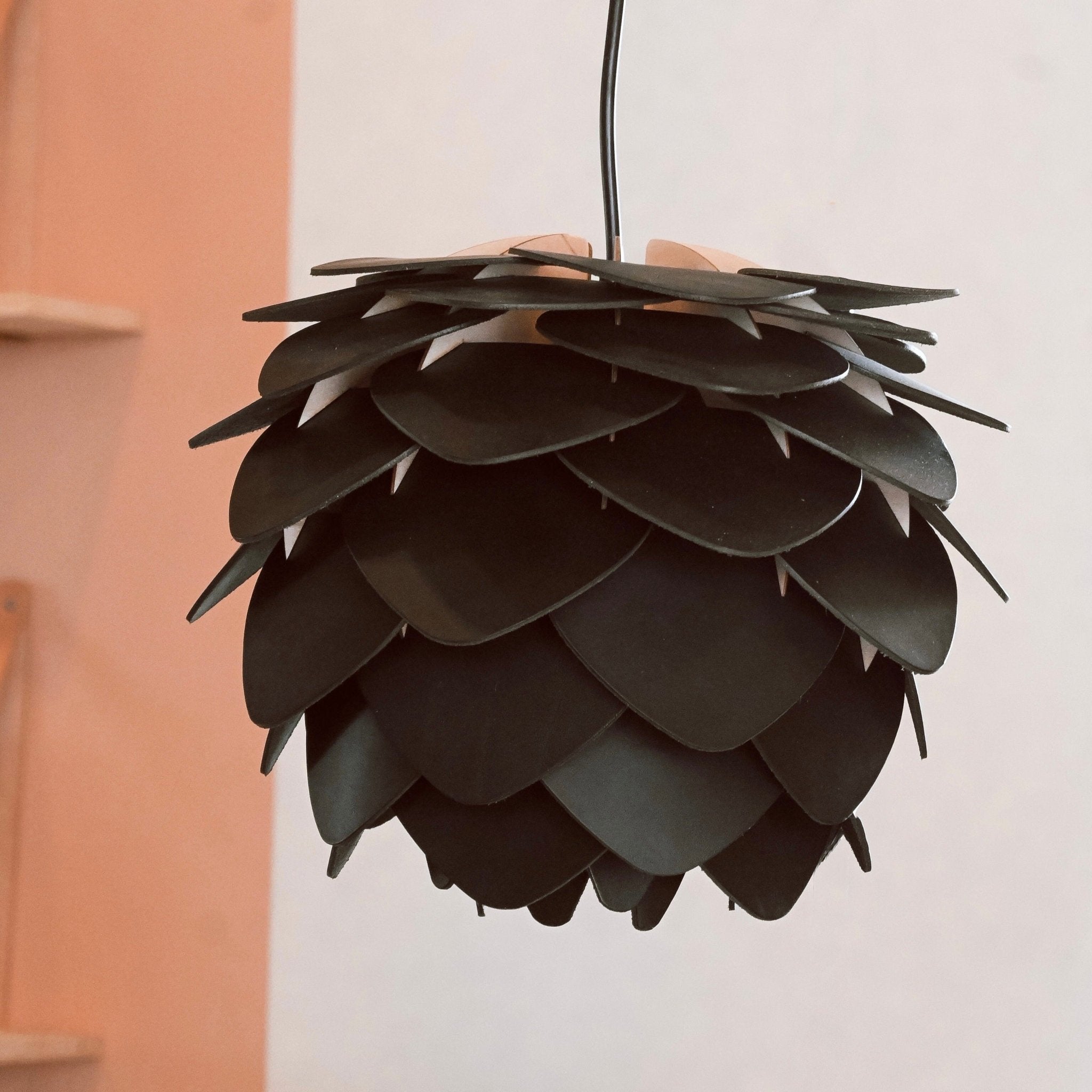 Pinje lampe sort